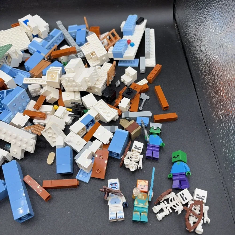 Lego Minecraft The Ice Castle - Set #21186 - 99% Complete